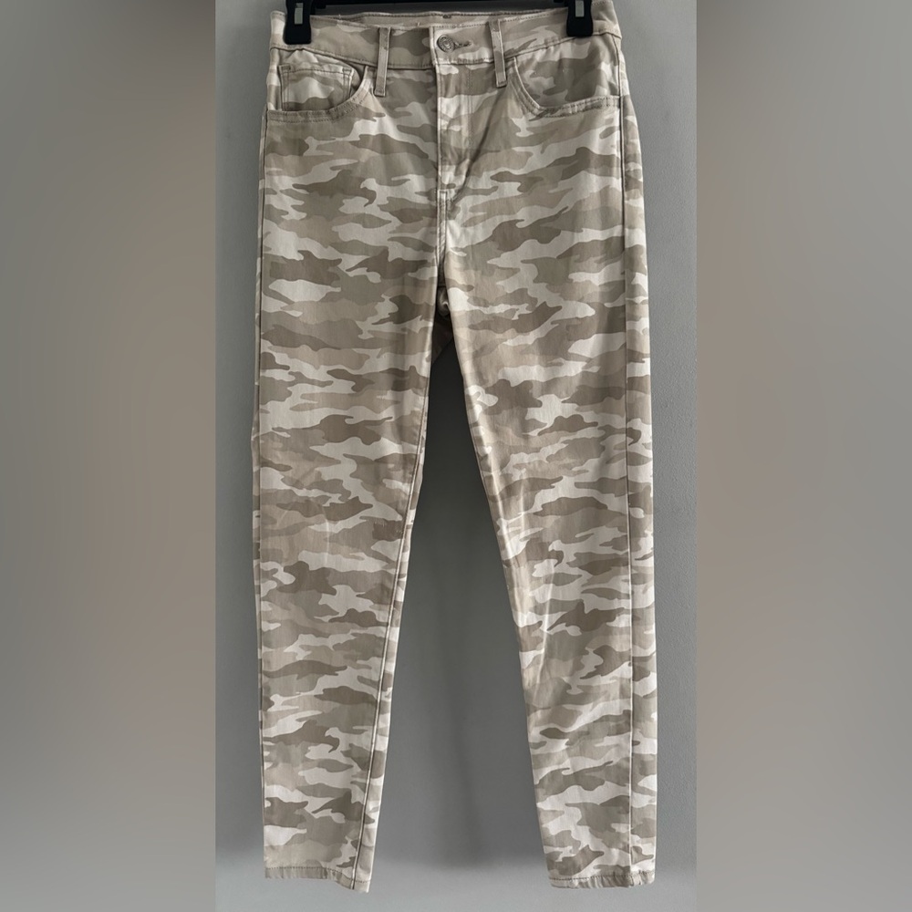 Levi’s 720 High Rise Super Skinny Crop Jeans Camo Neutral Size 27
